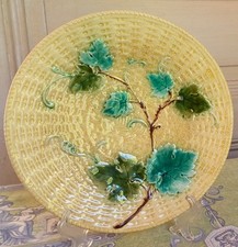 Ancienne Assiette Barbotine Sarreguemines décor de vigne et vannerie - fin XIXèm