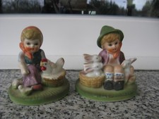 STATUETTE SUJETS  COUPLE ENFANTS AVEC ANIMAUX 8,5 Cm haut