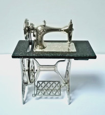 Objets miniatures de couture, grande machine à coudre pour maison de poupées