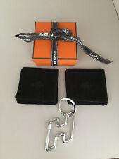 Porte clés Hermès ou bijou de sac en forme de H et sa boite / NEUF