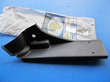 Garniture plastique sur pied