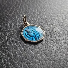 Médaille hexagonale emaillée vierge Marie pans coupés argentée religion