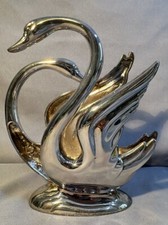 Beau Porte-lettres ou Porte-serviettes en métal argenté couple de cygnes Déco