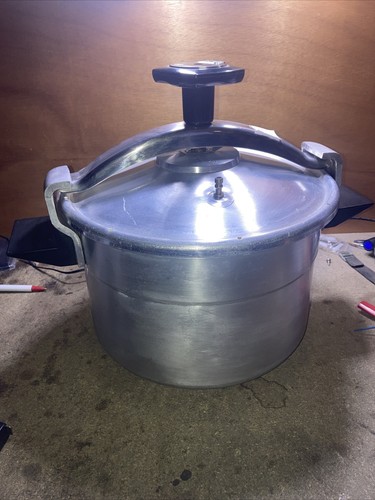 Ancienne cocotte minute - (d23),