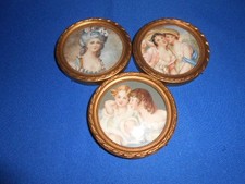 TROIS MINIATURES PEINTES ENCADREES BRONZE A LA MAIN  EPOQUE XIX°. BON ETAT.