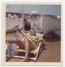Snapshot Photo originale plage transat barque femme allongée jambes - SA400