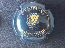 capsule de champagne "monmarthe n°1 bleu noir et or  " côte 4 euros.