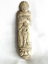 Rape à Tabac 18eme , Os Sculptée decor avec Troubadour & Coquille St. Jacques