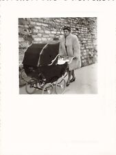 ANCIENNE PHOTOGRAPHIE 1947 A PARIS MAMAN ET LE LANDEAU DE BÉBÉ