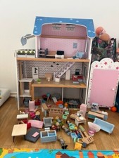 Maison poupée en bois avec