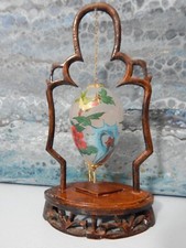 Oeuf en verre peint à l