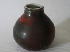 Petit vase grès irisé à émail anthracite taché de rouge