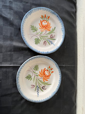 lot de deux assiettes faïence plates décor floral pochoir Sud Ouest