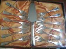 Beau coffret Guy Degrenne service à dessert 12 cuillères + 1 pelle contour perlé