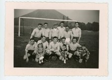 PHOTO SNAPSHOT, 1951 Pont de Loup  une équipe de FOOT devant la cage FOOTBALL
