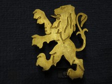 lion de calandre PEUGEOT  doré , monogramme ,  , sigle , insigne  , emblème ,