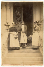 Domestiques sur le perron, vers 1890 Vintage albumen print Tirage albu