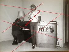 Photo de presse Renault F1 Jean Pierre Jabouille femme piano bar téléphone 