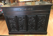 BUFFET BAS STYLE GOTHIQUE EPOQUE LOUIS XIII AVEC PORTES ET PARTIE COFFRE