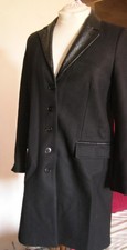 Manteau long noir et droit col en V
