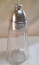 GRANDE SAUPOUDREUSE EN VERRE ET METAL ARGENTE DE CHRISTOFLE