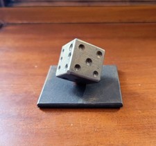Dé en fonte sur socle – Objet décoratif / presse-papier vintage – gravé 159