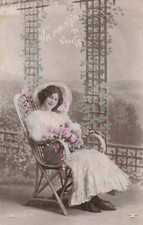 CP JE PENSE A VOUS FEMME ELEGANTE ROSES FLEURS DANS FAUTEUIL OSIER - 34222