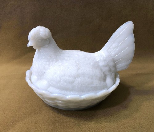 Boite poule sur son nid - poule,