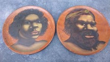 Two wood plates signed Aborigenes Australie. Deux plats en bois signés 