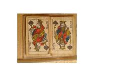 Fève ancienne 1ère époque Carte accolé Roi et Reine de Piques