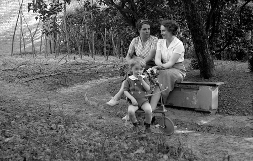 Deux femmes assises - , banc