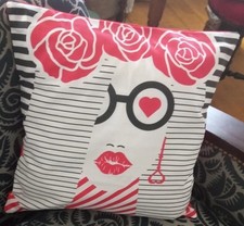 Housse de coussin de dimensions 40 x 40 cm, ornée d'illustrations  femme