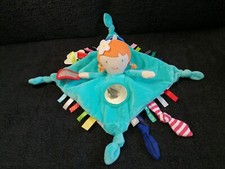 doudou plat d'activités fille poupée rousse vert bleu Oxybul Fnac Éveil et Jeux