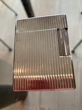 Briquet S.T.Dupont en métal argenté rainuré