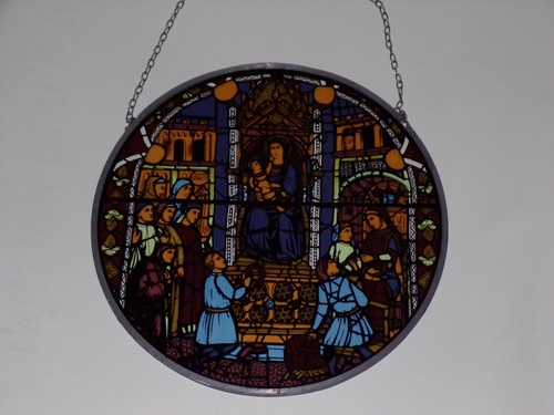 Vitrail rond scene eglise - vitrail,