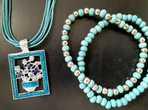 Turquoise colored set necklace