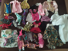 LOT 30 VETEMENTS ACCESSOIRES POUPEES BAIGNEURS BARBIES MANNEQUINS JOUETS