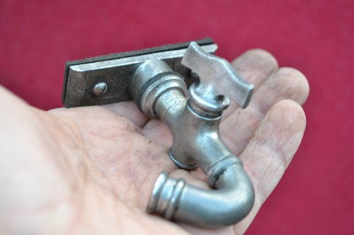Curieux robinet ancien - , quart