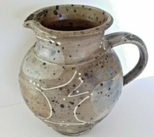 Pichet en céramique, poterie, signature à déchiffrer. Peint à la main.