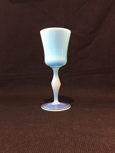 Grand verre bleu opaline