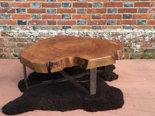 Table à biscuits en dalle d'orme Live Edge avec pieds anciens en acier laiton