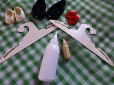 Lot poupées vintage ceintres3paires, chaussures et biberon S=7pièces