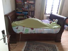 bois de lit-bateau avec matelas sans sommier 120cm