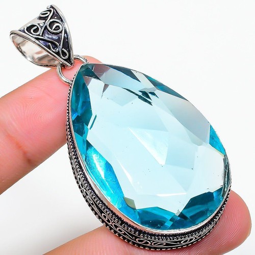 Pendentif bijou fait - , main