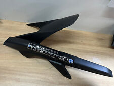 UN CACHE PROTECTION DE CHAINE AVEC GARDE BOUE ARRIERE MOTO HONDA CBR 650 F RC74