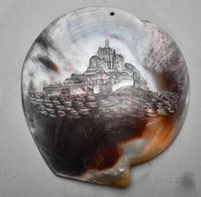 COQUILLAGE NACRE GRAVÉ " LE MONT SAINT MICHEL " SIGNÉ L'HUILLIER