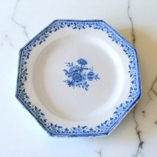 Moustiers. Plat octogonale en faïence à décor de fleurs en camaïeu bleu, XVIIIe
