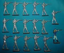 17 ANCIENS PETITS SOLDATS DE