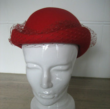 Ancien Chapeau Cérémonie.. feutre & voilette à tulle rouge Vintage
