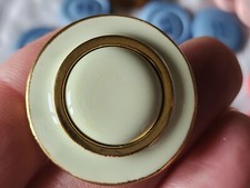 Gros bouton vintage en métal